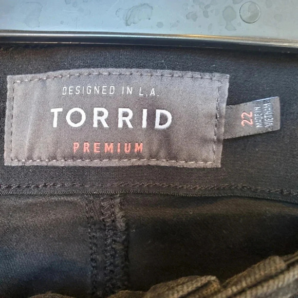 TORRID | PREMIUM Bombshell Skinny Distressed Jeans in Black sz 22 - Picture 2 of 6